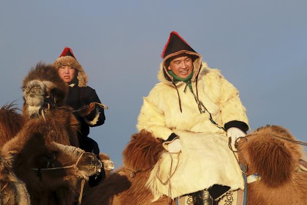 骑骆驼的蒙古人