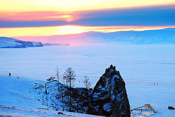 冰雪覆盖的贝加尔湖