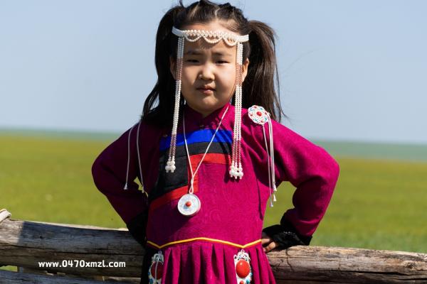 草原上的小美女